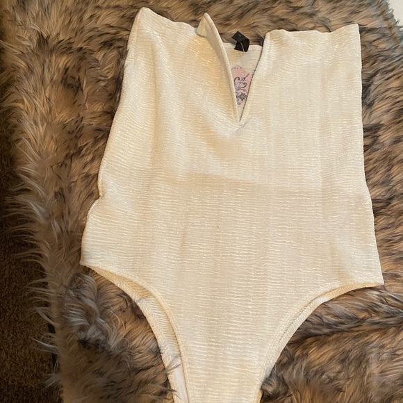 V- chest Leotard - Picture 2 of 2